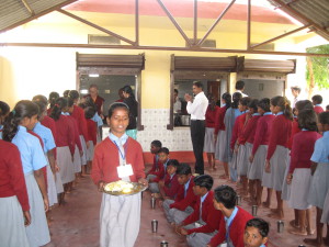 Une école à Bodh Gaya - service des repas