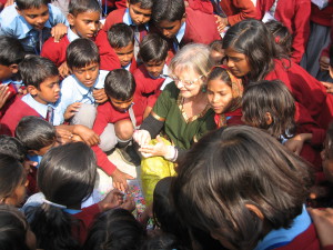 Une école à Bodh Gaya - Initiation aux bracelets en élastiques