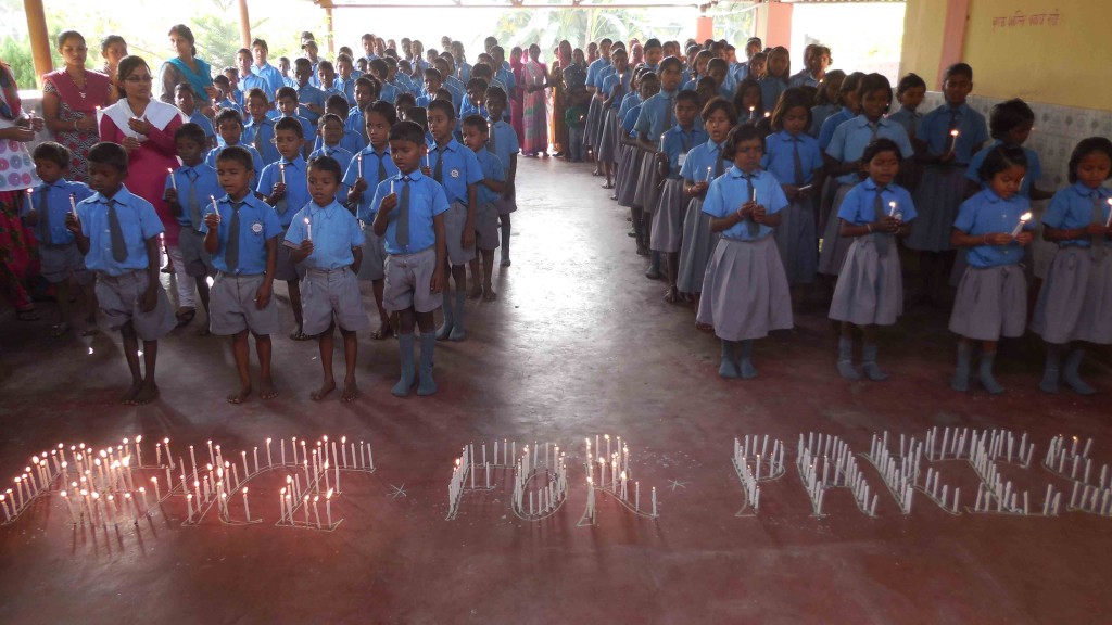 Une école à Bodh Gaya - "peace for Paris" prières en mémoire des victimes des attentats de Paris
