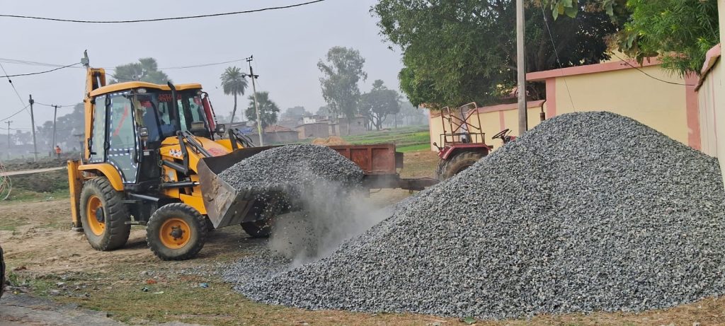 Pelleteuse en action devant l'école