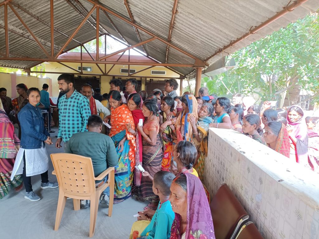 File d'attente impressionnate pour la journée de consultation gratuite.
