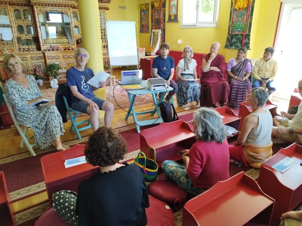 Photos prises à Lusse pendant l'assemblée générale, et photo de groupe de tous les participants avec Rajesh, Sangita et Khushi au premier plan.