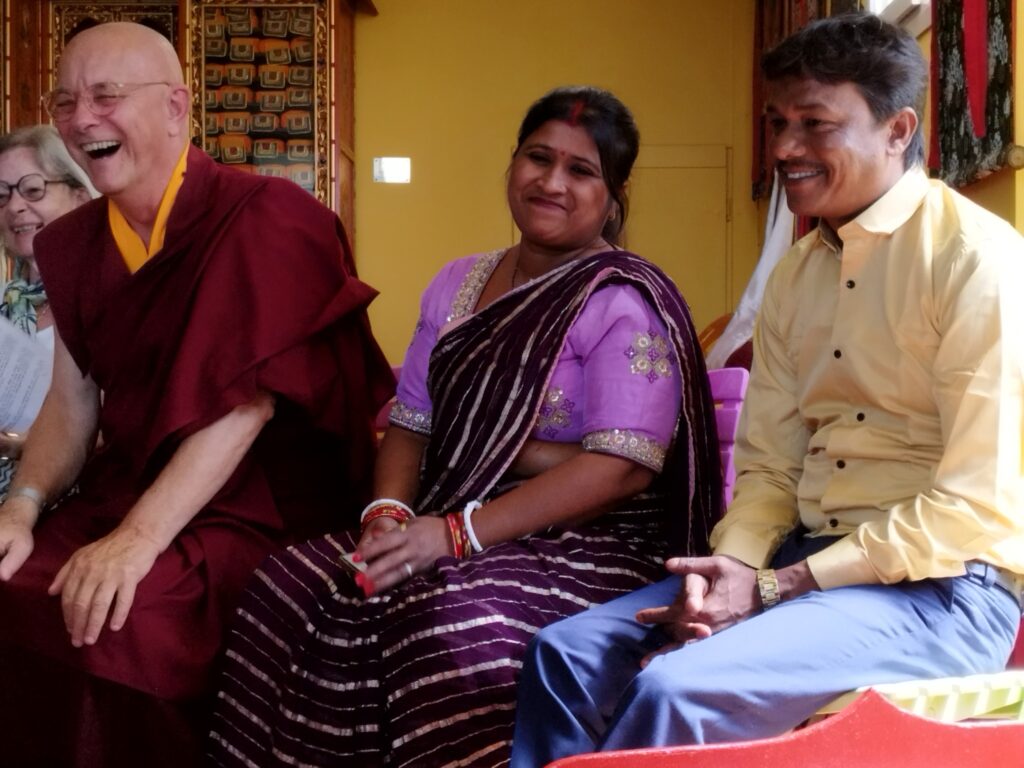 Photo de Lama, Rajesh et Sangita pendant l'assemblée générale de juin 2025.