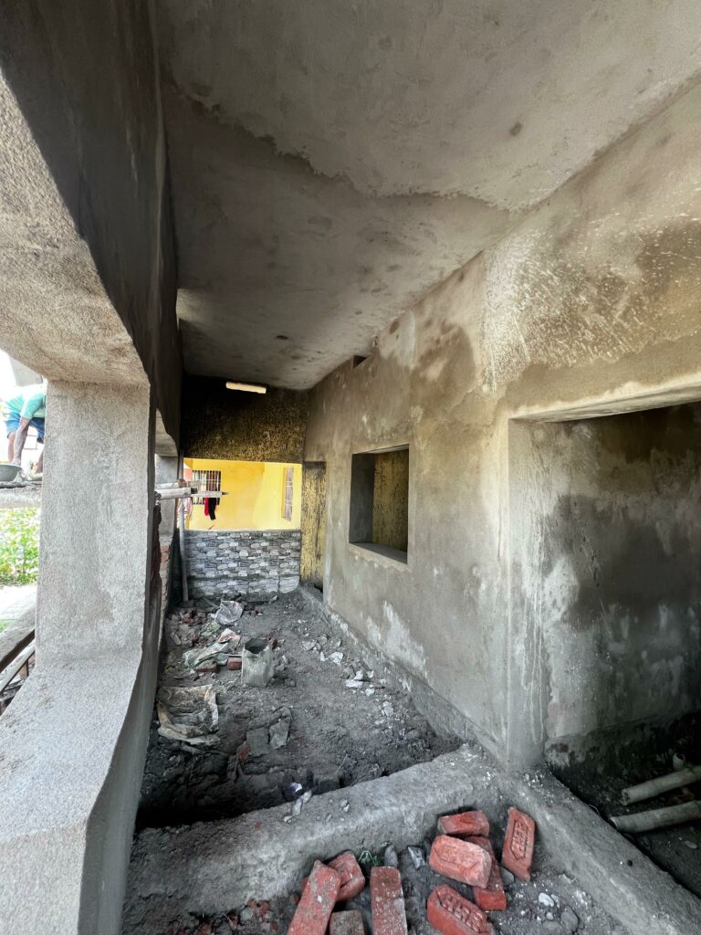 Gros œuvre : vue sur la coursive.