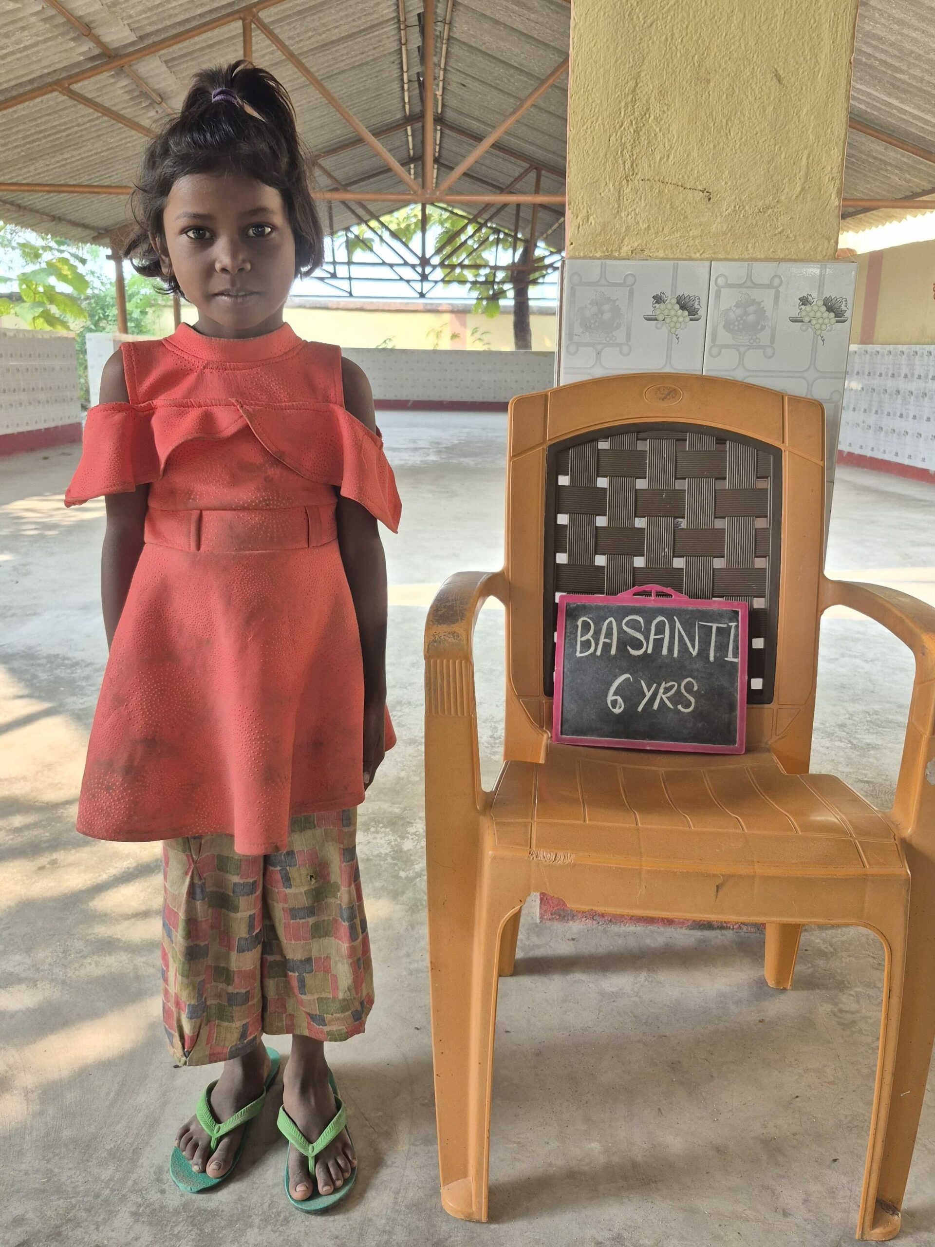 Photo de Basanti, une petite fille de six ans, prise avant son parrainage en 2025.