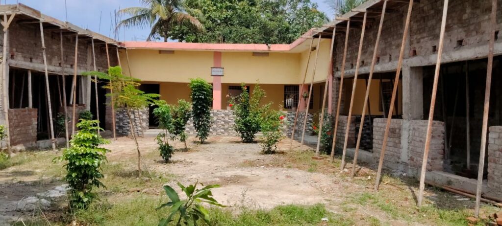 Vue du chantier de l'extension du refuge alors que le gros œuvre est pratiquement achevé.