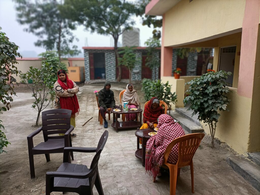 Repas des résidents à l'extérieur du refuge.