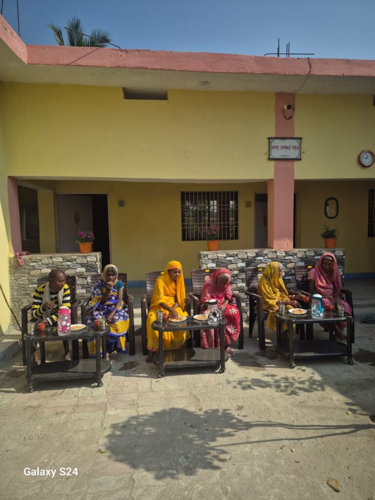 Vie quotidienne dans le refuge : une collation.