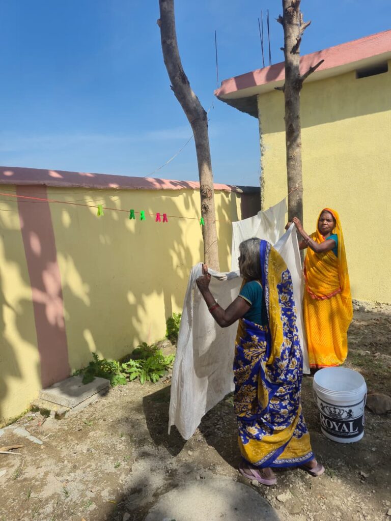 Vie quotidienne dans le refuge : étendage de la lessive.