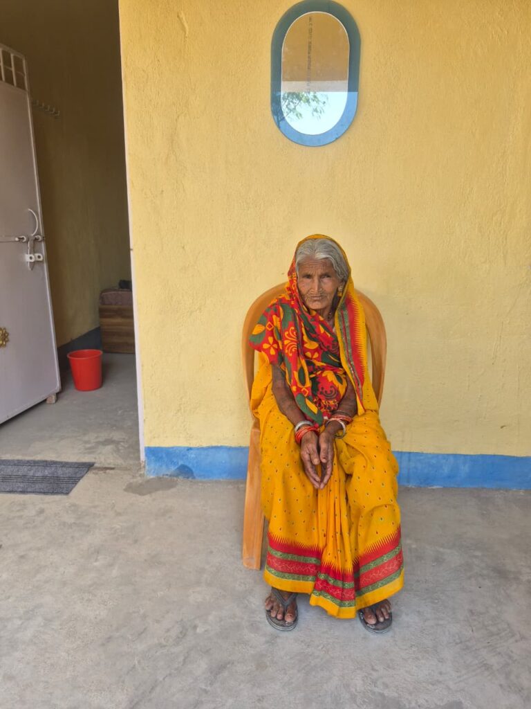 Femme âgée, assise devant sa chambre dans le refuge de l'association Une école à Bodh Gaya.