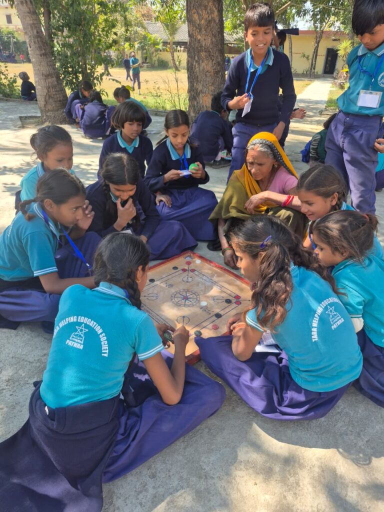 Dans la cour de récréation de l'école, une femme âgée joue avec les enfants.
