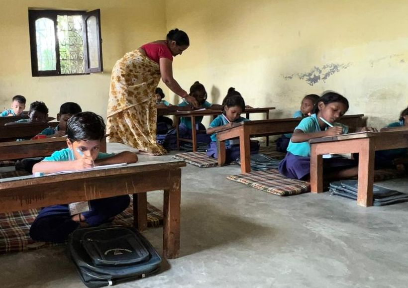 Enfants assis sur des tapis dans une classe des petits.