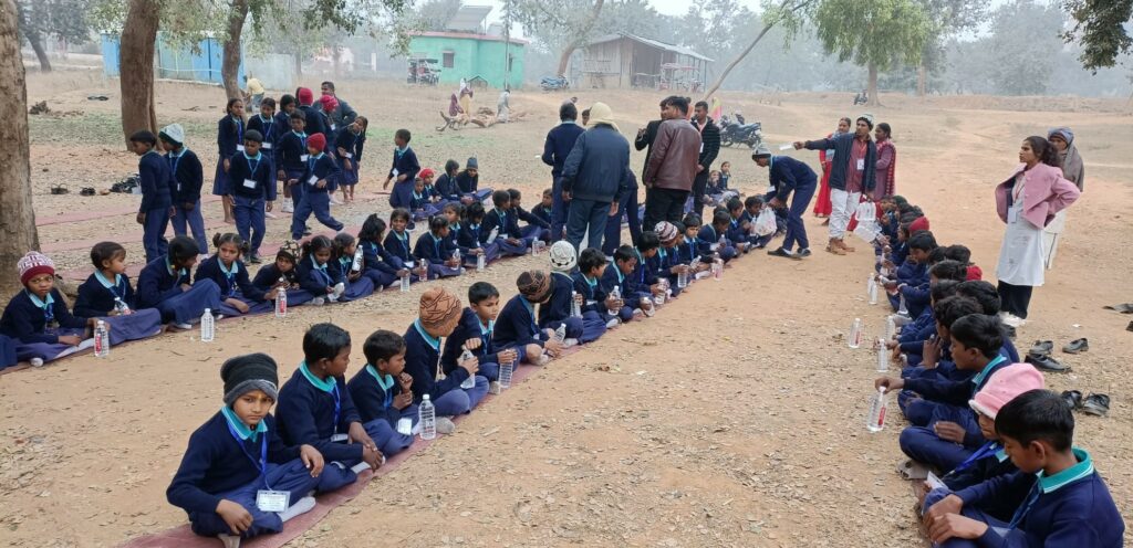 Les élèves de l'école lors d'un piquenique sur le site de la grotte de Mahakala.