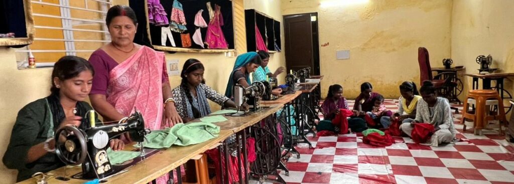 Jeunes femmes apprenant la couture avec leur professeur.